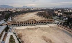 نهر "زاينده رود"في مدينة اصفهان الإيرانية يجف بالكامل في أسوأ موسم جفاف بتاريخ أيران.